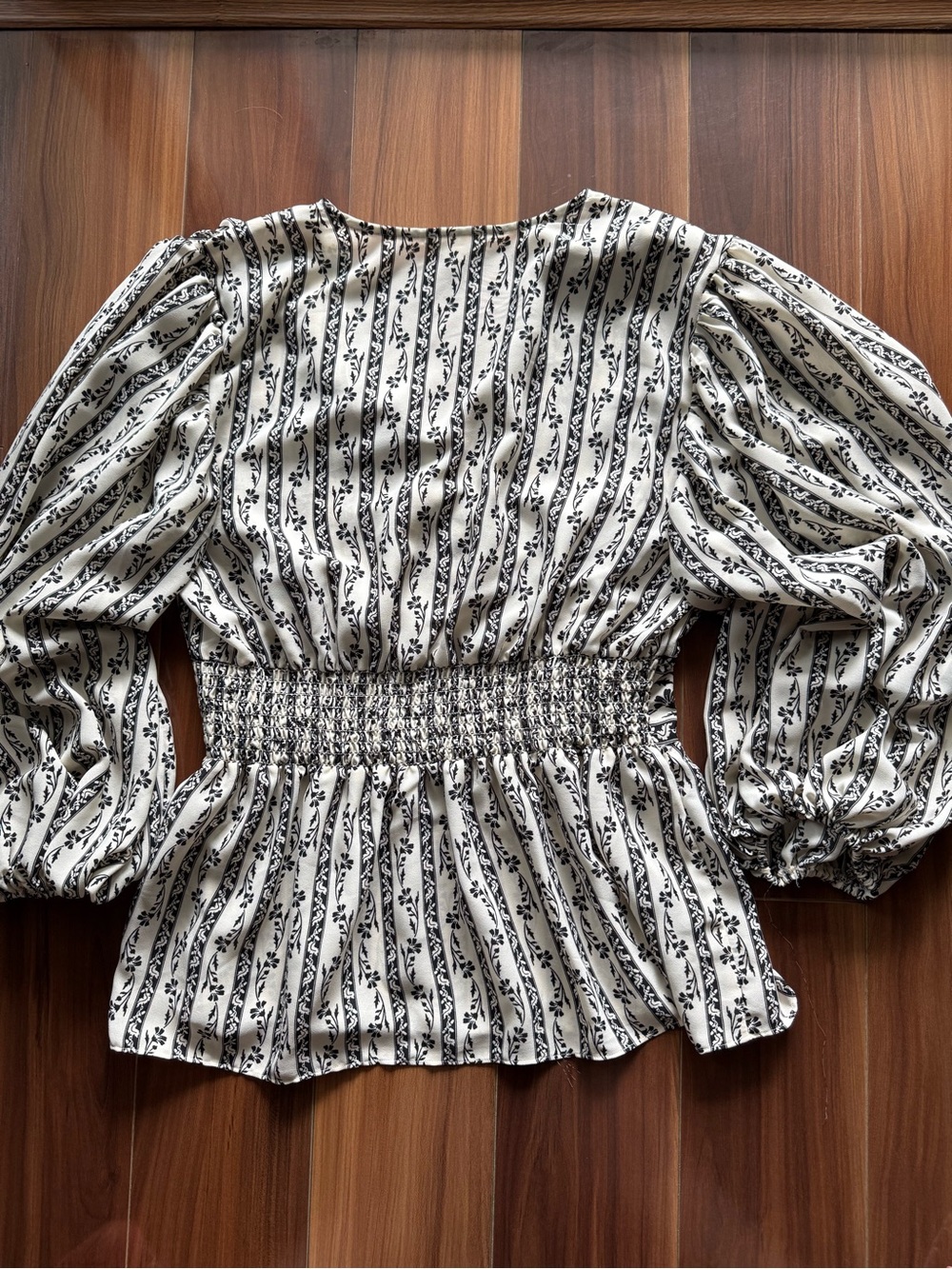 Max Studio Boho Black & White Floral Long Sleeve Smocked VNeck Womens Size L - Picture 2 of 3